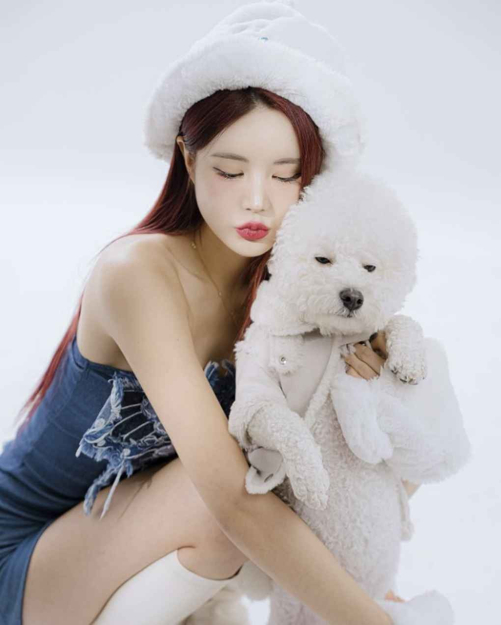 Yesong (SN 2000) bắt đầu hoạt động nghệ thuật vào năm 17 tuổi với tư cách thành viên nhóm nhạc INSTAR. Nữ thần tượng hoạt động nhiều năm nhưng không được chú ý. Sau đó, cô chuyển sang công việc DJ và hiện là mẹ đơn thân.