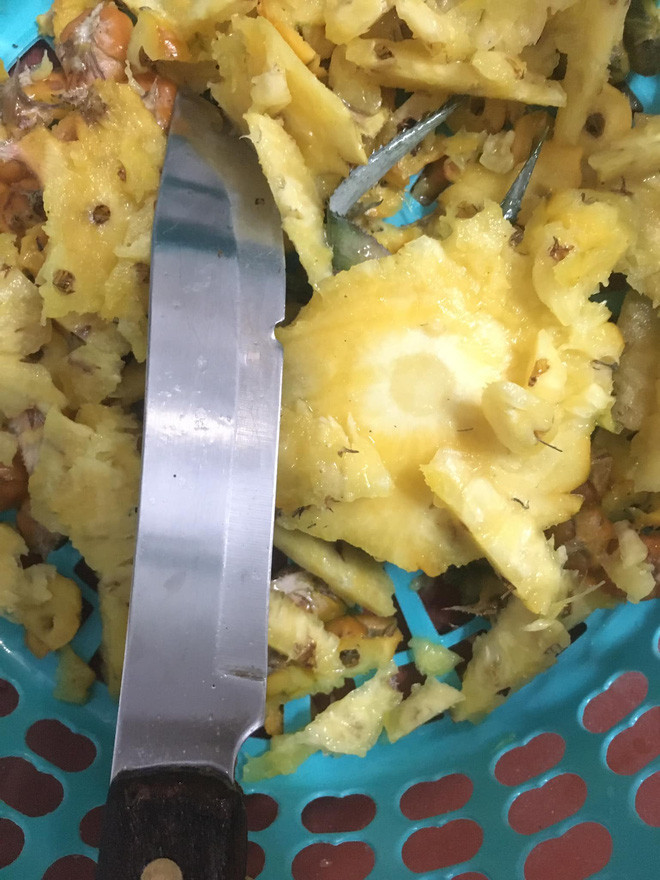 Mới đây, câu chuyện về chuyện gọt dứa của một một cô vợ đăng đàn kể lại câu chuyện của bản thân khiến dân mạng không khỏi buồn cười.