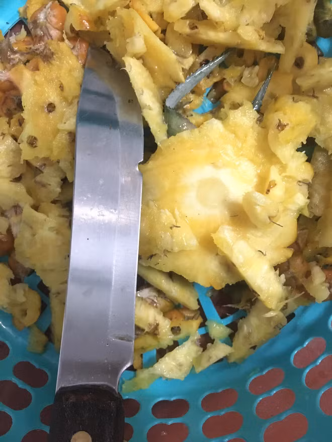 Mới đây, câu chuyện về chuyện gọt dứa của một một cô vợ đăng đàn kể lại câu chuyện của bản thân khiến dân mạng không khỏi buồn cười.