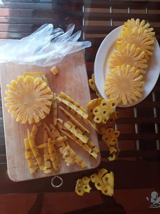 Nhìn thành phẩm, cư dân mạng ai cũng không giấu nổi sự buồn cười vì trông trái dứa khi qua tay cô vợ tả tơi.