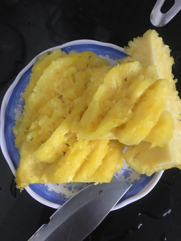 Có thể thông cảm cho anh chồng bởi cô vợ đâu có dặn là mua dứa đã gọt. Nhưng câu chuyện tiếp tục khiến dân mạng không nhịn được cười khi đến cả cô vợ cũng… chẳng biết gọt dứa.