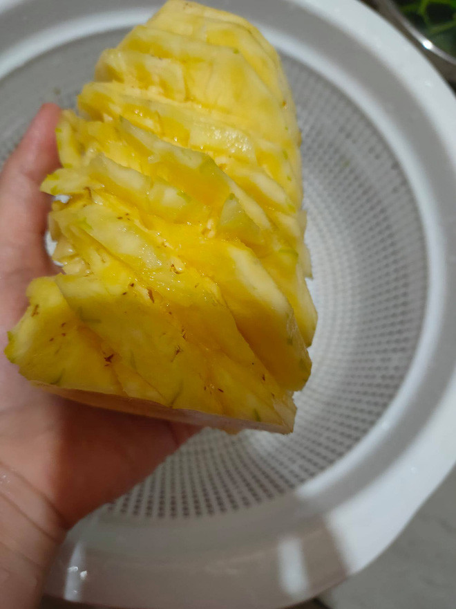 Cụ thể, cô vợ than vãn về câu chuyện gọt quả dứa như sau: "Một đứa không bổ dứa bao giờ cộng với con dao nhụt lại còn mẻ lưỡi, sau 1 hồi thao tác các kiểu thì cũng bổ xong. Mừng rơi nước mắt, thật sự lúc đấy chỉ muốn quăng bỏ cho rồi. Khoe cả nhà thành phẩm ạ!".