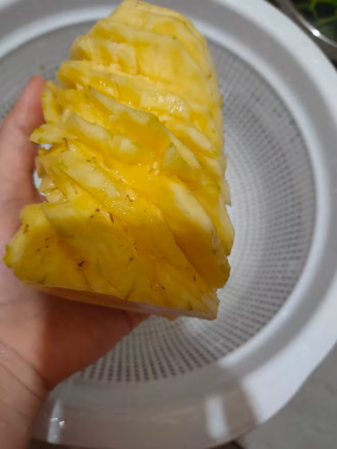 Cụ thể, cô vợ than vãn về câu chuyện gọt quả dứa như sau: "Một đứa không bổ dứa bao giờ cộng với con dao nhụt lại còn mẻ lưỡi, sau 1 hồi thao tác các kiểu thì cũng bổ xong. Mừng rơi nước mắt, thật sự lúc đấy chỉ muốn quăng bỏ cho rồi. Khoe cả nhà thành phẩm ạ!".