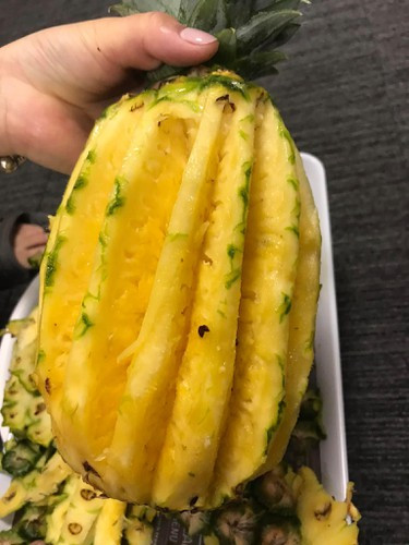 Gọt dứa là "bộ môn" khiến các chị em "trầy da tróc vẩy" trước đó không ít lần, các dân mạng phải bò lăn ra cười với những thành phẩm.