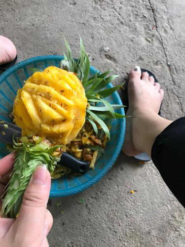 Không ít bà mẹ chồng lấy thước đo là màn bổ dứa để thử tài con dâu tương lai.