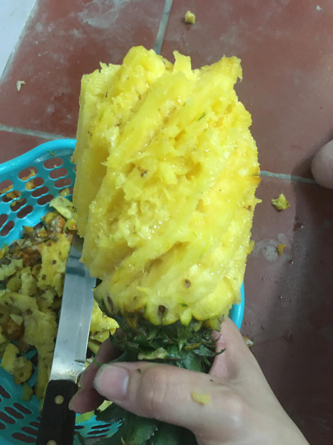 Chuyện là, cô có nhờ chồng đi mua giùm quả dứa về để nấu canh chua. Thế mà ông chồng lại thật thà mang về nguyên quả dứa chưa gọt vỏ.