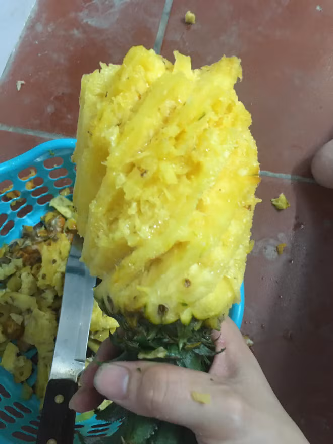 Chuyện là, cô có nhờ chồng đi mua giùm quả dứa về để nấu canh chua. Thế mà ông chồng lại thật thà mang về nguyên quả dứa chưa gọt vỏ.