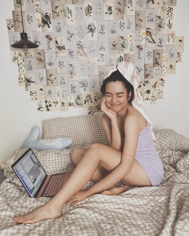 Chia sẻ về căn phòng của mình, Khánh Vân thoải mái chia sẻ: "Nhìn bừa thế thôi chứ mình biết đồ nào để ở đâu. Mỗi lần mẹ hoặc ai qua dọn dẹp ngăn nắp là mình kiếm muốn lòi con mắt. Mà thật sự thì mình rất không thích nhà gọn gàng hoặc quá ngăn nắp đâu".