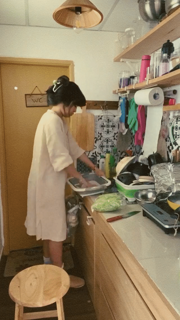 Giường ngủ được Khánh Vân nhấn nhá bằng bộ chăn ga gối màu nâu kẻ ô vintage, mang phong cách trang nhã, rất giống với style của hội decor Hàn Quốc.