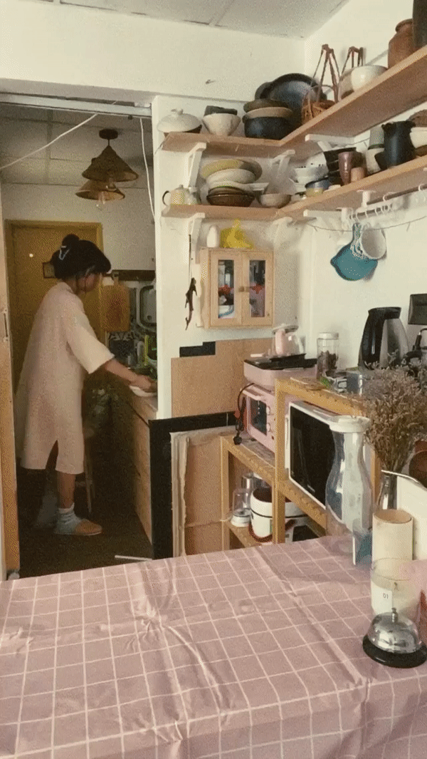 Khánh Vân từng đăng caption khoe về chiếc bồn tắm tâm đắc: "Bởi vì mình hay về nhà rất trễ, cộng thêm căn bệnh làm biếng nên đã nghĩ ra trò đặt bồn tắm ngay phòng ngủ, để tắm xong leo thẳng lên giường. Vậy mà không ngờ xinh xắn ghê. Nước không văng ra sàn vì mình tắm nhẹ nhàng chứ không có bơi nha".