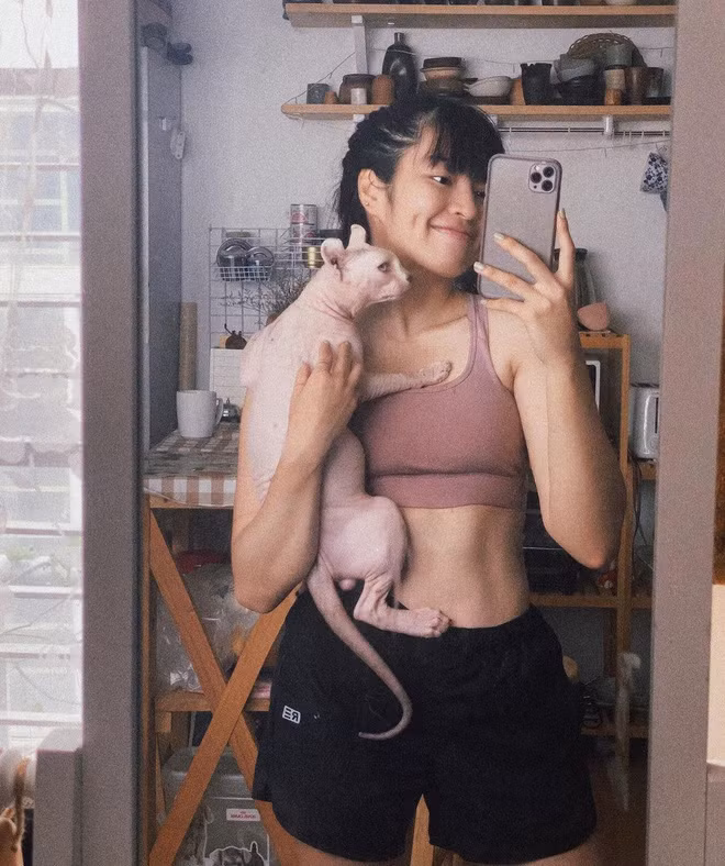 Căn phòng hot girl Khánh Vân không quá rộng, nhưng đủ thoải mái, ấm áp, đúng phong cách decor hơi hướng vintage được nhiều bạn trẻ yêu thích.