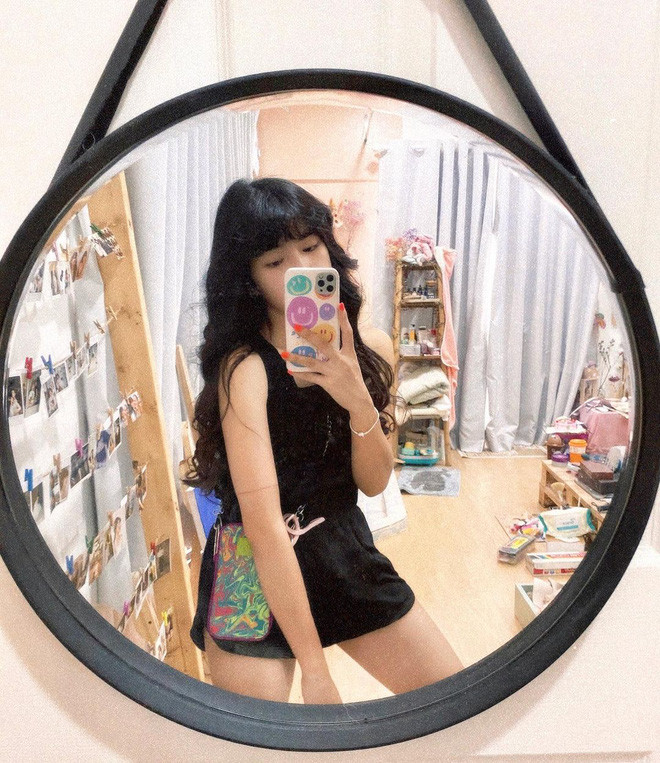 Khác với nhiều ngôi nhà sắp xếp đồ đạc gọn gàng, ngăn nắp, nơi Khánh Vân ở có chút ngược lại nhưng nhìn tổng thể vẫn khá hài hòa.