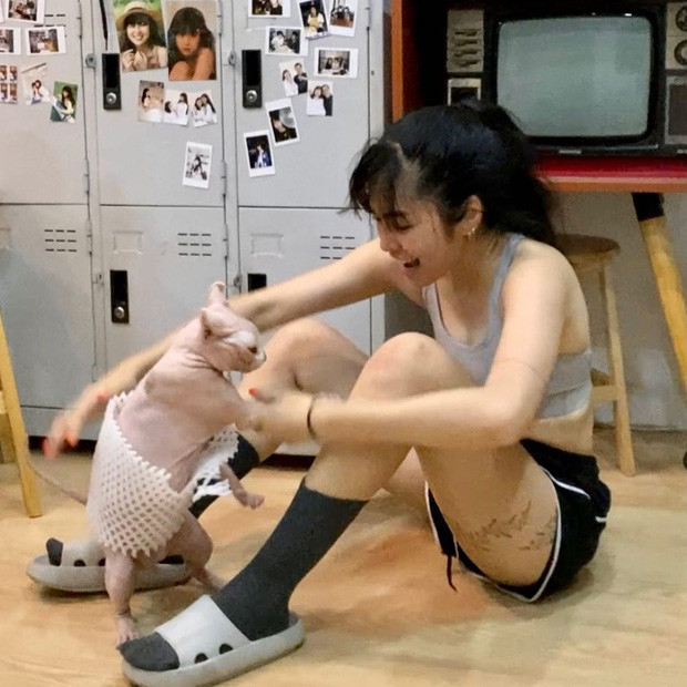 Các món trong căn phòng vintage được Khánh Vân sắm sửa đa phần có tông màu ấm, màu gỗ.