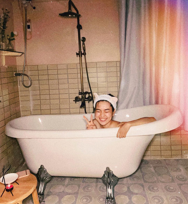 Những món tưởng chừng như cũ kĩ lại được Khánh Vân khá "chân ái" như máy cassette, tivi....