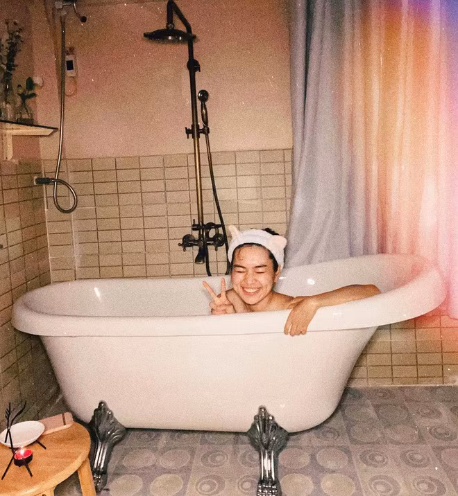 Những món tưởng chừng như cũ kĩ lại được Khánh Vân khá "chân ái" như máy cassette, tivi....