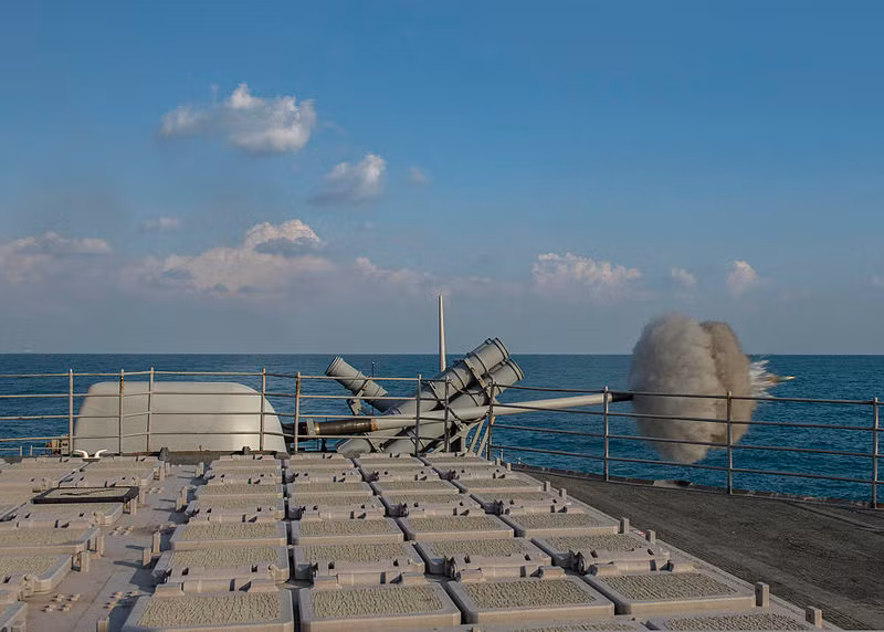 Mk45 127mm đạt tốc độ bắn 16-20 phát/phút, tầm bắn có thể lên tới 37km.