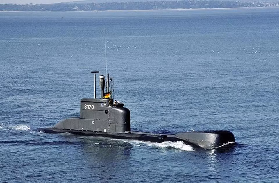 So với Type 205, Type 206 trang bị nhiều hệ thống sonar hiện đại cùng hệ thống tác chiến điện tử, vũ khí có 8 ống phóng ngư lôi 533mm với các loại ngư lôi và thủy lôi.