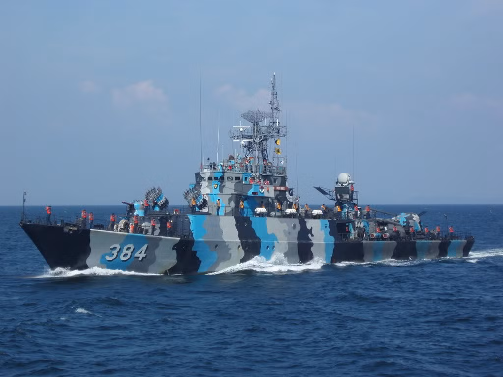 Tàu chiến Parchim Project 133 vốn là tài sản của Cộng hòa Dân chủ Đức trước khi sát nhập CH Liên bang Đức. Hiện tại, sau khi chiếc 374 này gặp nạn, Hải quân Indonesia chỉ còn trong tay 14 chiếc, cách đó nhiều năm một chiếc đã bị cháy và chìm.