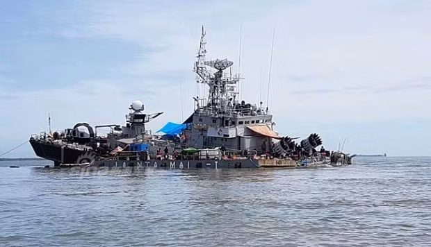 Theo thông tin từ các phương tiện truyền thông địa phương, một chiếc tàu săn ngầm Indonesia đã suýt bị chìm trên vùng biển gần căn cứ hải quân Sumatra sau khi đâm phải một "vật thể lạ" không xác định dưới biển. Điều đáng nói, vụ việc này đã xảy ra từ hôm 13/5 nhưng Hải quân Indonesia giấu giếm, không công bố, mãi tới khi rò rỉ thông tin trên các mạng xã hội thì lãnh đạo quân đội nước này bắt buộc công bố hôm 30/5.