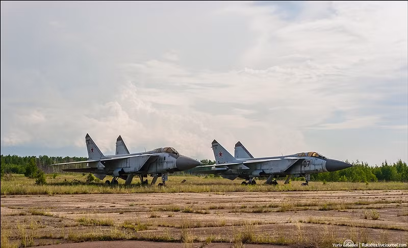 Các máy bay tiêm kích MiG-31 có tốc độ đánh chặn nhanh nhất thế giới, tài sản vĩ đại của Liên Xô vĩ đại giờ là đống sắt vụn.