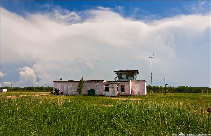 Đây từng là đài không lưu chỉ huy ở căn cứ, còn giờ nó là “ngôi nhà ma”.