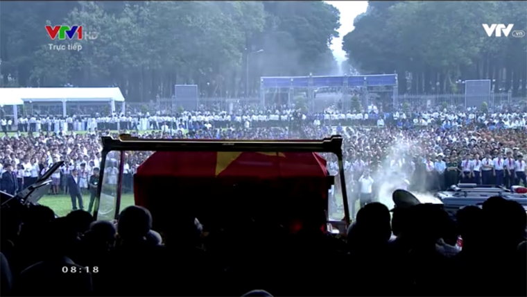 Linh cữu nguyên Thủ tướng Phan Văn Khải được rước ra sảnh lớn Hội trường Thống Nhất. Tổng Bí thư Nguyễn Phú trọng, Chủ tịch nước Trần Đại Quang đứng hai bên, cùng khiêng linh cữu. Trên cỗ xe tang, trầm hương tỏa nghi ngút.