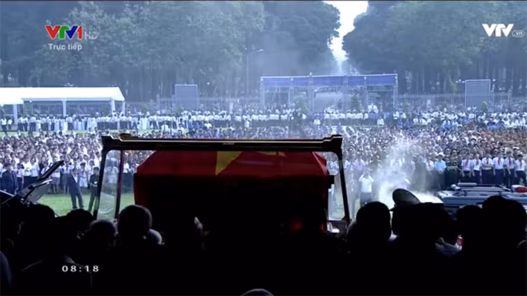 Linh cữu nguyên Thủ tướng Phan Văn Khải được rước ra sảnh lớn Hội trường Thống Nhất. Tổng Bí thư Nguyễn Phú trọng, Chủ tịch nước Trần Đại Quang đứng hai bên, cùng khiêng linh cữu. Trên cỗ xe tang, trầm hương tỏa nghi ngút.