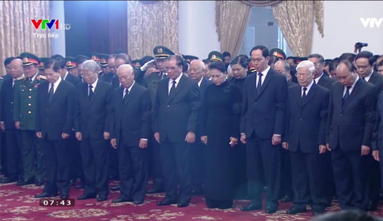 Các vị lãnh đạo, nguyên lãnh đạo Đảng, Nhà nước...dành một phút mặc niệm nguyên Thủ tướng Phan Văn Khải trước giờ linh cữu được đưa về quê hương của cố Thủ tướng Phan Văn Khải an táng.