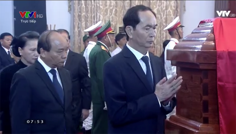 Các vị lãnh đạo Đảng, Nhà nước đi vòng quanh linh cữu tiễn biệt nguyên Thủ tướng Phan Văn Khải.