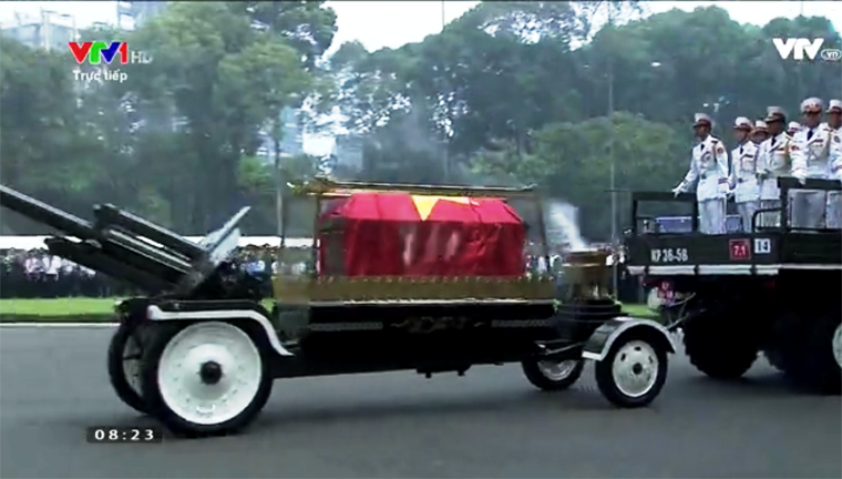Cỗ xe tang với linh cữu được phủ quốc kỳ của nguyên Thủ tướng Phan Văn Khải rời Hội trường Thống Nhất, TP HCM...