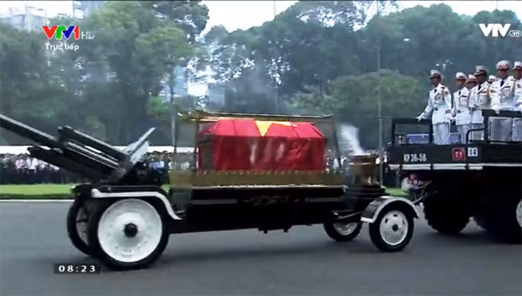 Cỗ xe tang với linh cữu được phủ quốc kỳ của nguyên Thủ tướng Phan Văn Khải rời Hội trường Thống Nhất, TP HCM...