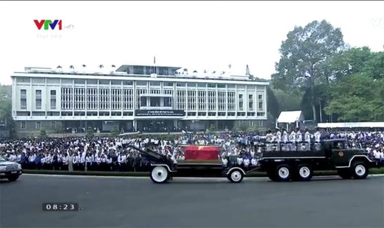 Đoàn xe rời Hội trường Thống Nhất trong sự đưa tiễn của hàng vạn người dân.