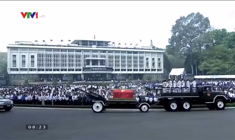 Đoàn xe rời Hội trường Thống Nhất trong sự đưa tiễn của hàng vạn người dân.