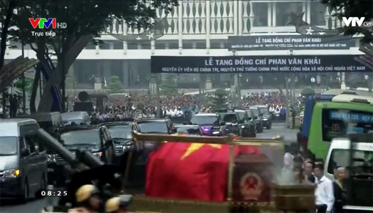 Đoàn người đứng ở sân trước Dinh Độc Lập dồn ra cổng Dinh để có thể vẫy chào đoàn xe tang, vĩnh biệt nguyên Thủ tướng lần cuối cùng.