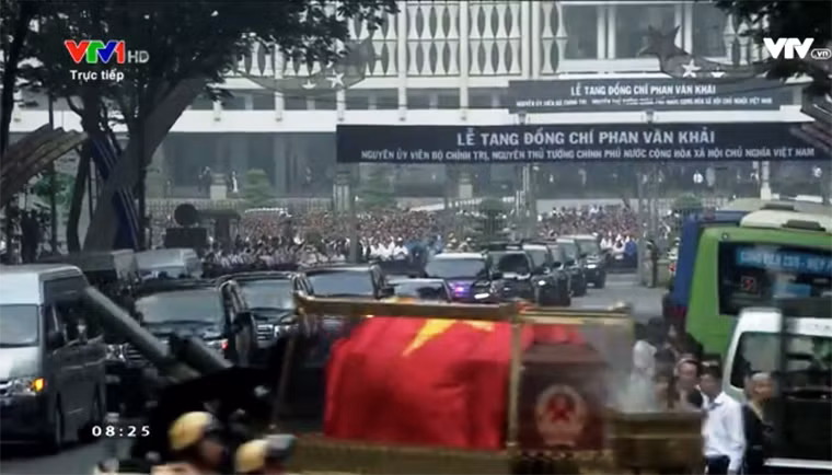 Đoàn người đứng ở sân trước Dinh Độc Lập dồn ra cổng Dinh để có thể vẫy chào đoàn xe tang, vĩnh biệt nguyên Thủ tướng lần cuối cùng.