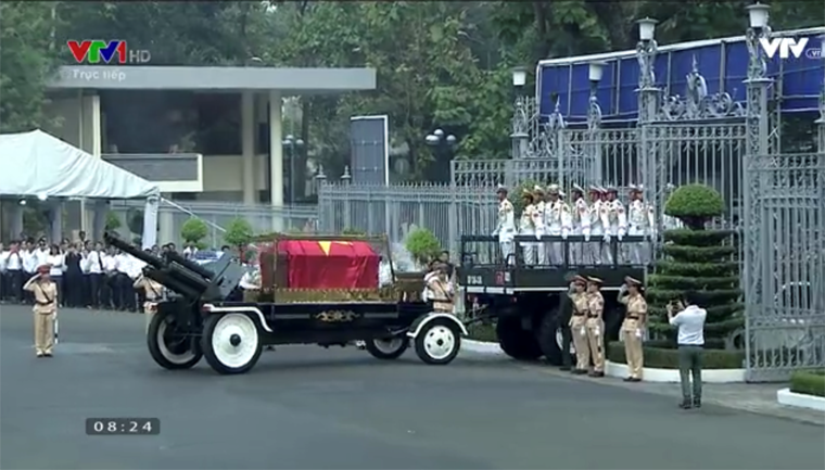 Đoàn xe tang rời Hội trường Thống Nhất.