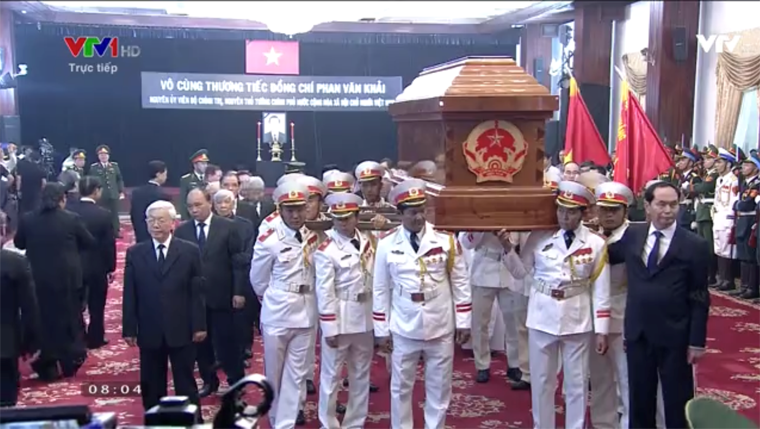 Tổng Bí thư Nguyễn Phú Trọng và các Phó Trưởng ban Tang lễ Nhà nước cũng trực tiếp cùng khiêng linh cữu, đưa nguyên Thủ tướng Phan Văn Khải về nơi an nghỉ cuối cùng.