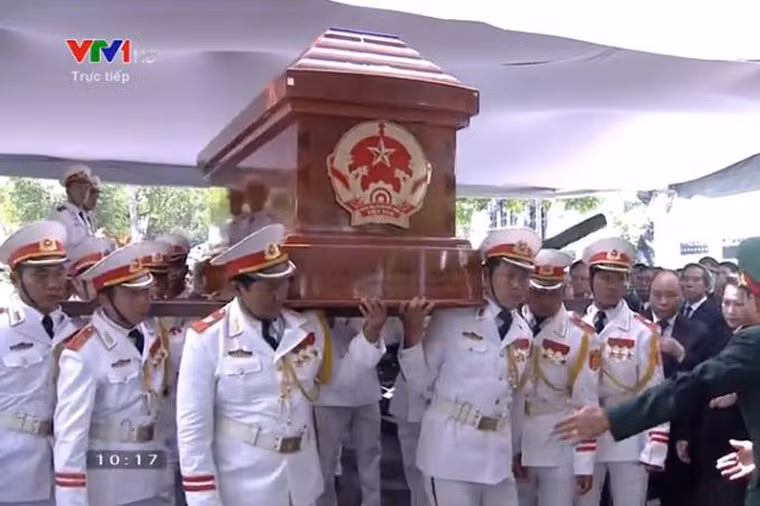 Linh cữu nguyên Thủ tướng Phan Văn Khải được đưa vào để chuẩn bị lễ an táng.