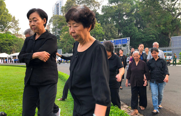 Những người dân từ khắp mọi miền đất nước...