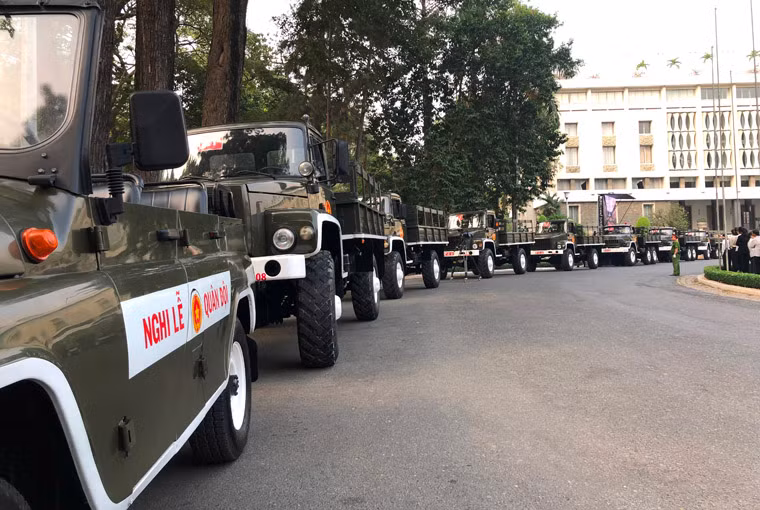 Đoàn xe nghi lễ quân đội đã sẵn sàng dẫn đường đưa linh cữu nguyên Thủ tướng Phan Văn Khải về nơi an táng.