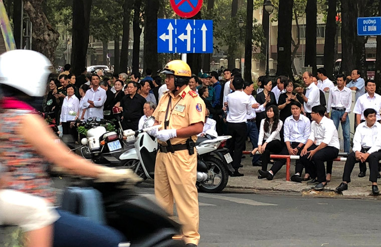 Dọc các tuyến đường linh cữu nguyên Thủ tướng Phan Văn Khải từ Hội trường Thống Nhất về quê nhà huyện Củ Chi, TP HCM từ sáng sớm đã có hàng trăm người dân đứng kín để chờ được tiễn Bác Sáu Khải về đất mẹ an nghỉ.