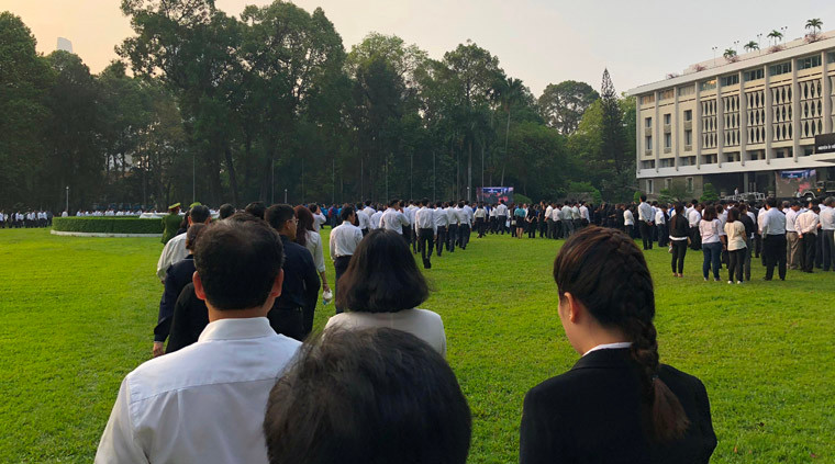 Dòng người lặng lẽ trước Hội trường Thống Nhất để chờ giây phút tiễn biệt Bác Sáu Khải.