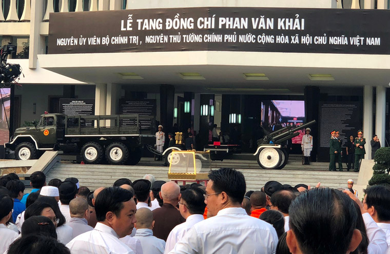 Xe chở linh cữu nguyên Thủ tướng Phan Văn Khải theo nghi thức quốc tang.