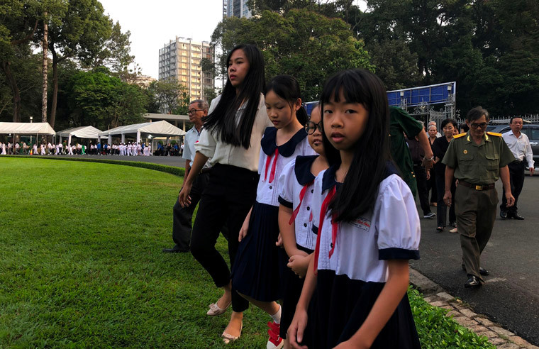 Các em học sinh đã dành thời gian đến tiễn biệt nguyên Thủ tướng Phan Văn Khải.