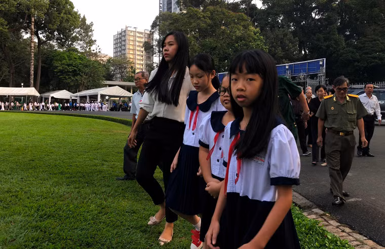 Các em học sinh đã dành thời gian đến tiễn biệt nguyên Thủ tướng Phan Văn Khải.