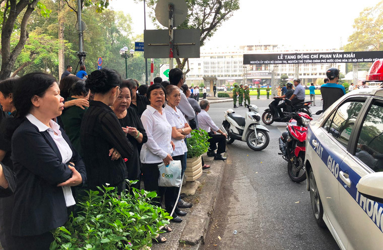 Hàng trăm người tập trung trước Hội trường Thống Nhất chờ đến giờ linh cữu nguyên Thủ tướng Phan Văn Khải được đưa về quê hương Củ Chi.