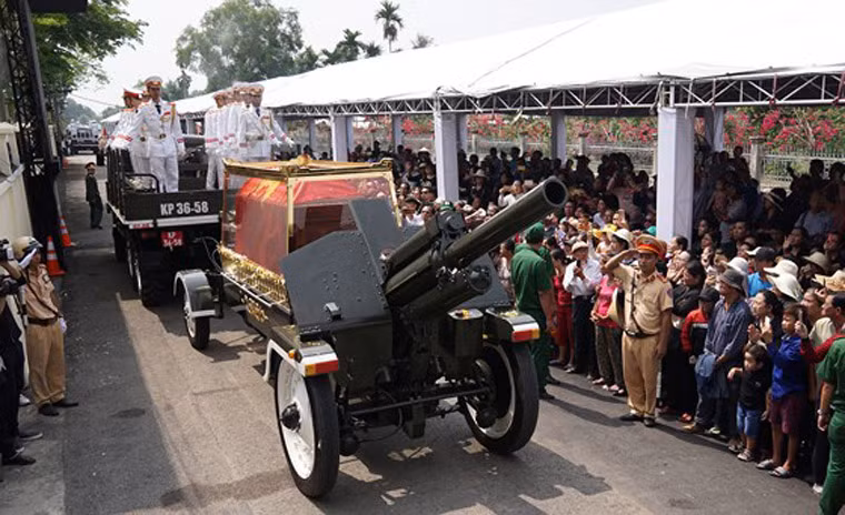 Đoàn xe chở linh cữu nguyên Thủ tướng Phan Văn Khải tiến vào xã Tân Thông Hội, con đường quê quen thuộc in dấu chân nguyên Thủ tướng bình dị và đức độ ngày nào thường đi qua.