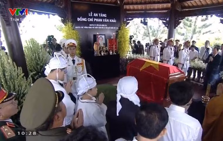 Giờ phút cuối cùng các vị lãnh đạo, nguyên lãnh đạo Đảng, Nhà nước, gia đình và người thân cùng hàng nghìn người dân bên linh cữu nguyên Thủ tướng Phan Văn Khải. 