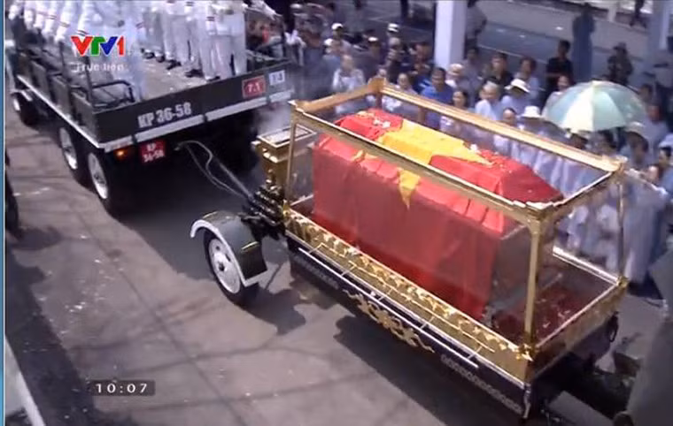 Trên các tuyến đường đoàn linh cữu đi qua, hàng nghìn người dân đã đứng kín ven đường, chấp tay thành kính tiễn biệt người con ưu tú của quê hương đất nước về an nghỉ nơi quê nhà đất mẹ Củ Chi.