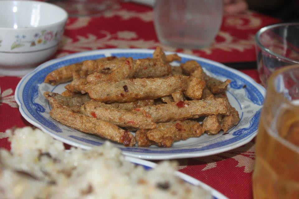 Chả cá Phú Yên khác lạ dai dai, với vị cay, thơm, ngon. Chả cá nặn vừa miếng như ngón tay, đem chiên vàng ruộm, rất hợp cuốn trong bánh tráng, kèm rau sống.